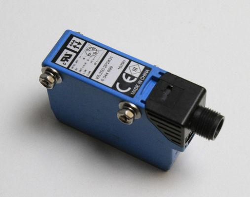 Sensore fotoelettrico compatto SICK W250-2P2431 con luce rossa visibile e numero di parte 6044699