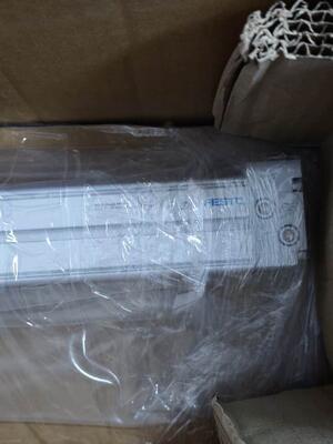 Cilindro di azionamento pneumatico guidato FESTO DGC-K-25-600-PPV-A